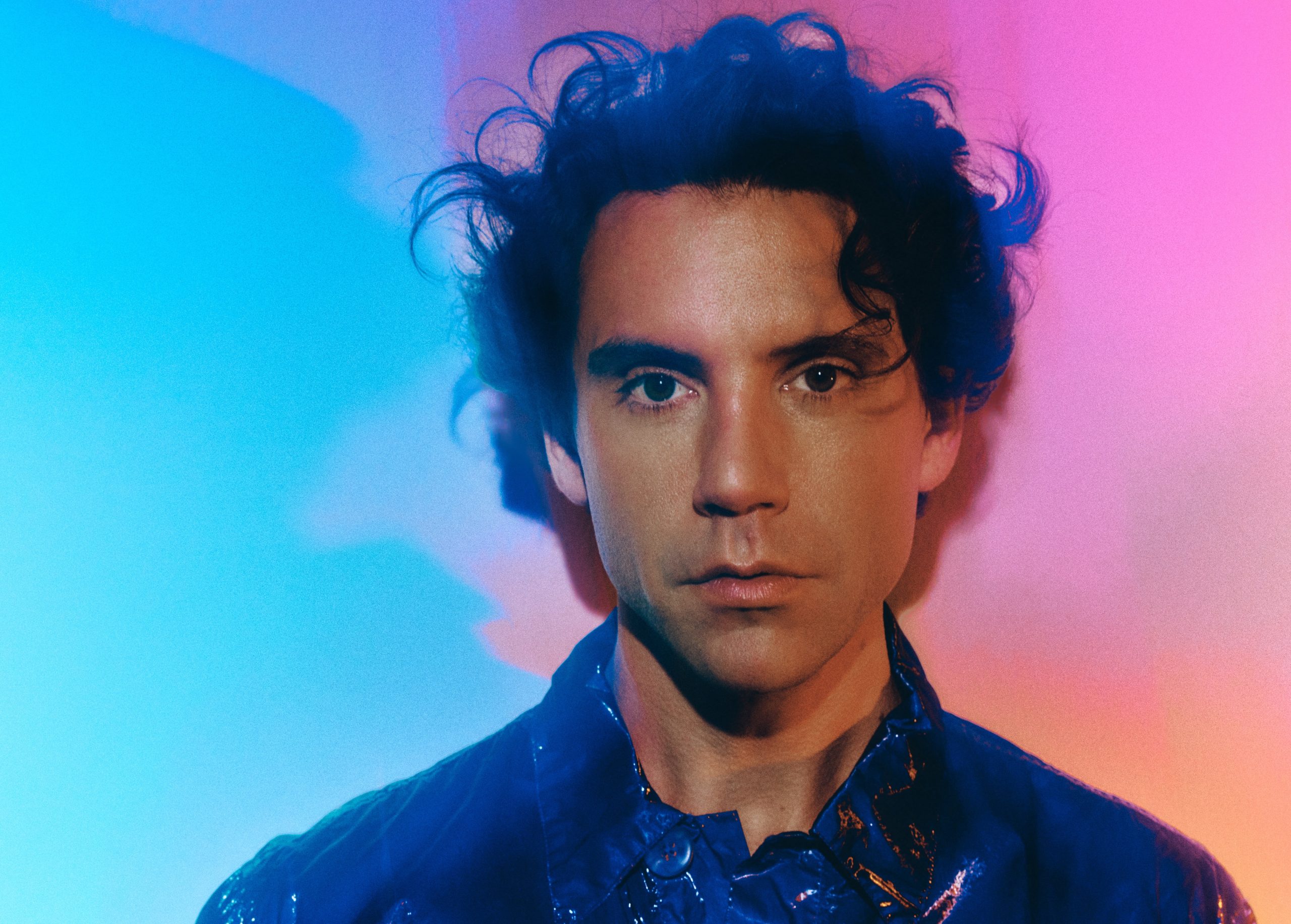 Singer Mika spins out in the Windy City