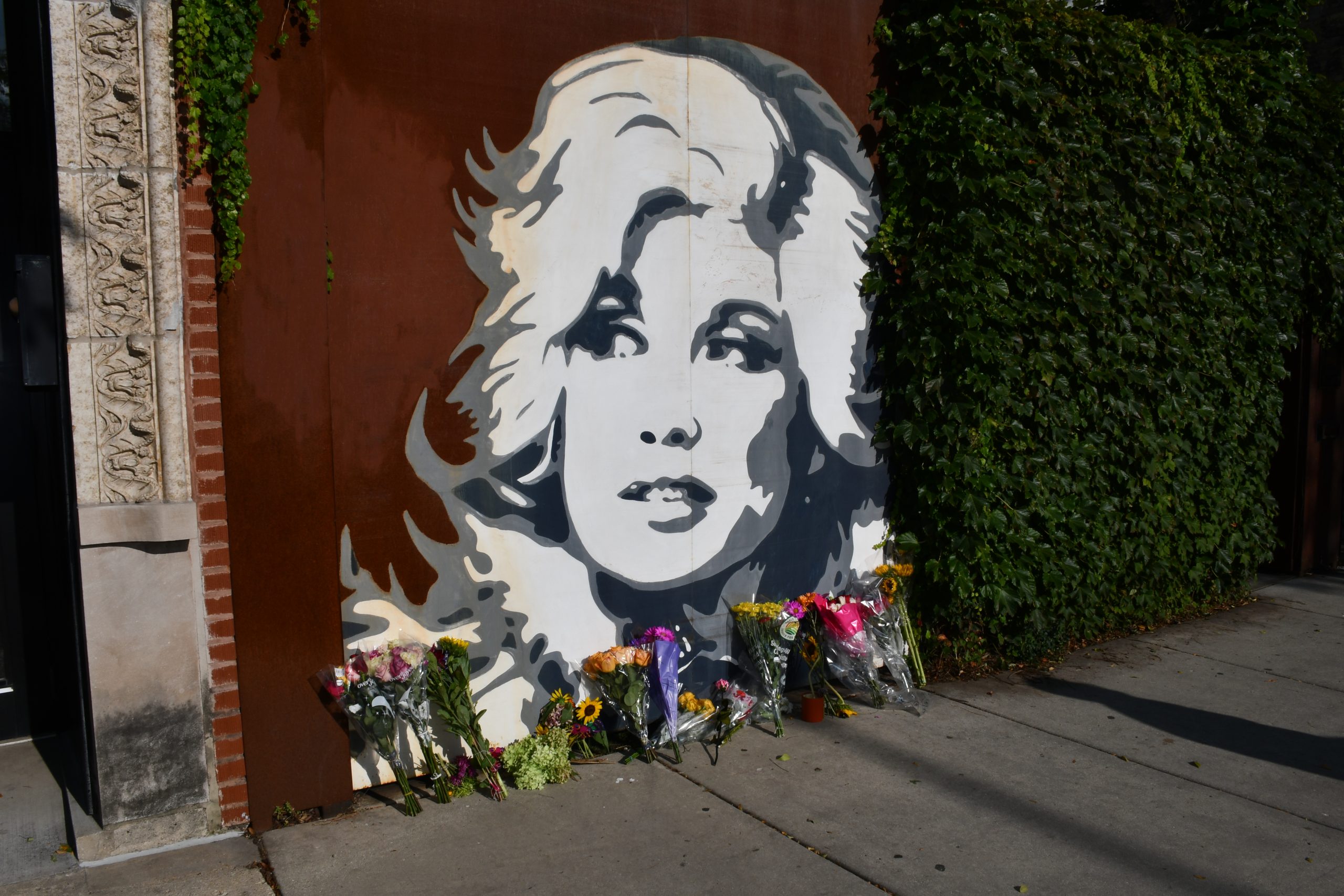 ‘She loved all of us’: Chicago’s LGBTQ+ community remembers Dolly Parton 